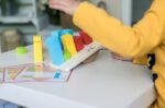 Drewniana równoważnia z 16 klockami Essentiel, Janod - obrazek 8
