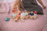 Pociąg z klockami do ciągnięcia Żyrafka Sophie, Janod - obrazek 10