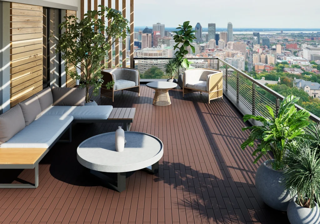 Balkon GUMI z deskami WPC w kolorze orzech, ułożonymi w rzędy, z meblami i roślinami