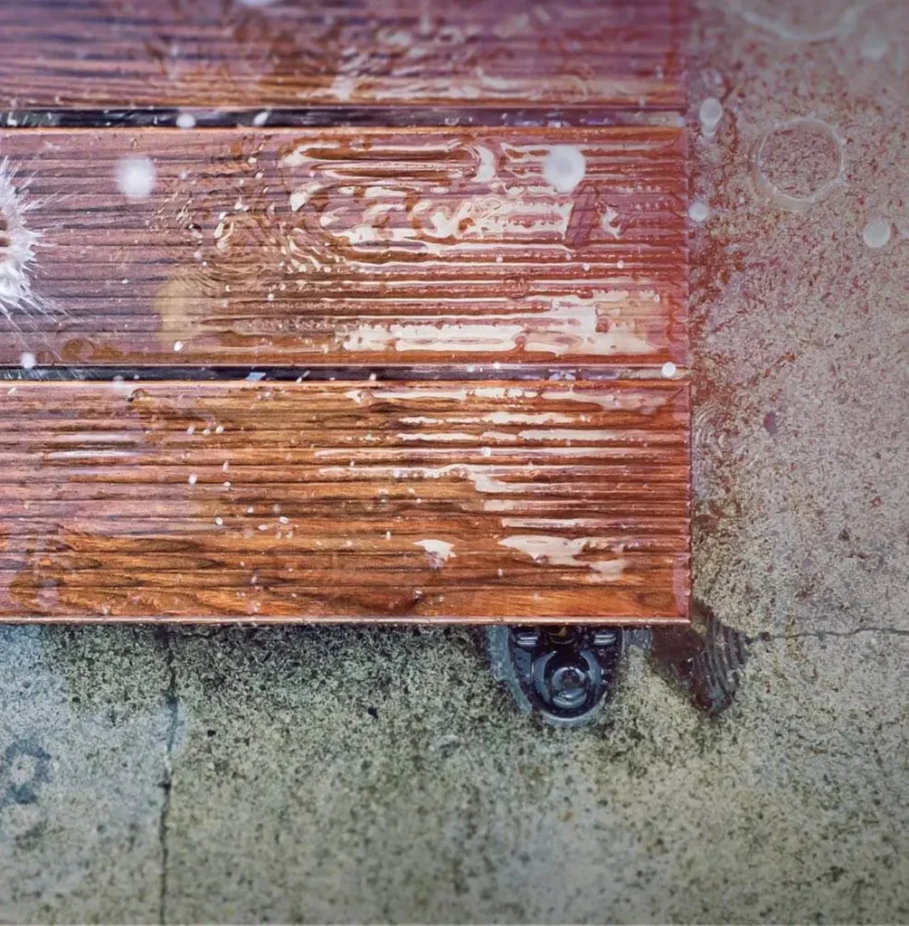 (paczka, fragment ułożenia, detal) Paczka GUMI WOOD — deski tarasowe z termojesionu, mokre od deszczu