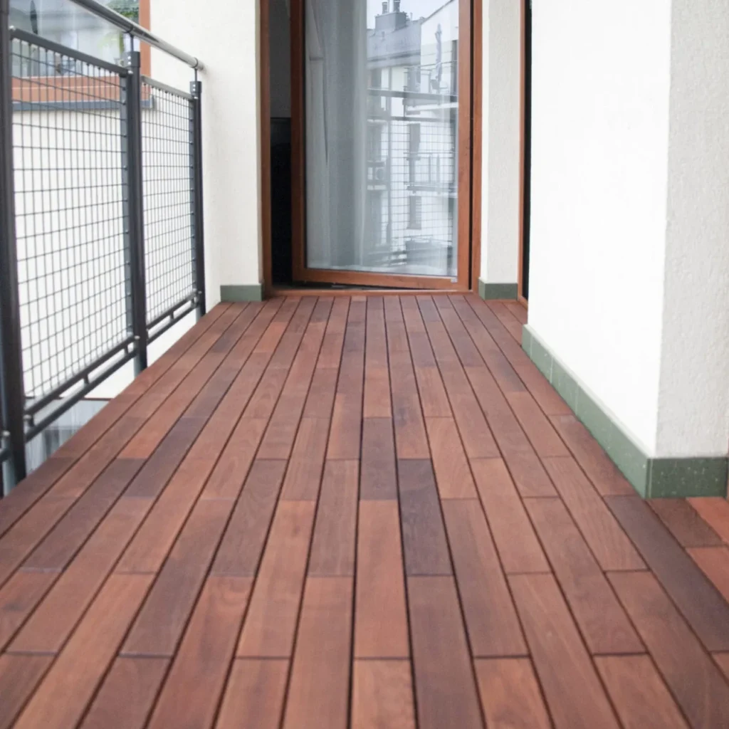 Taras/balkon GUMI z desek drewnianych w układzie cegiełka